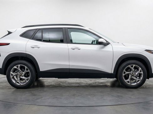 Used 2025 Chevrolet Trax LT FWD image 11