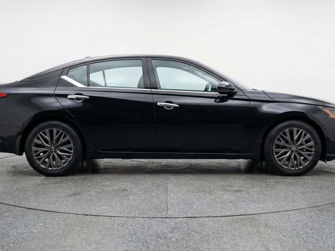 Used 2025 Nissan Altima 2.5 SV image 11