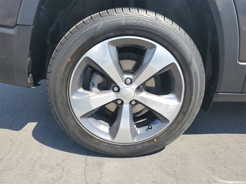 Used 2019 Jeep Cherokee Limited image 6
