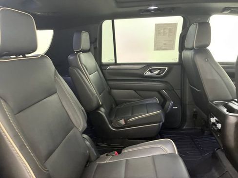 Used 2023 GMC Yukon XL SLT AWD/4WD image 16