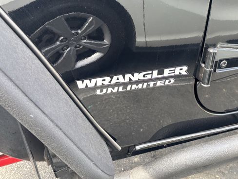 Used 2014 Jeep Wrangler Unlimited Rubicon w/ Connectivity Group AWD/4WD image 3