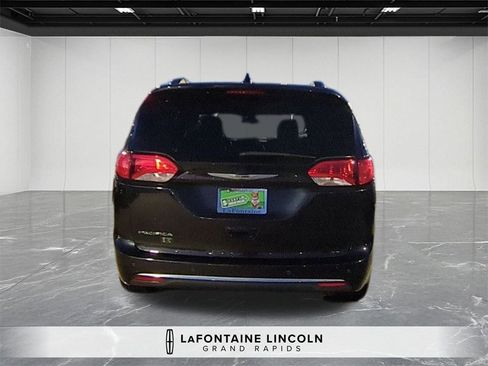 Used 2020 Chrysler Pacifica Touring-L image 4