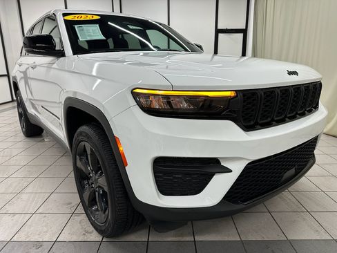 Used 2023 Jeep Grand Cherokee Altitude image 2