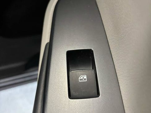 Used 2019 Toyota Highlander XLE AWD/4WD image 37
