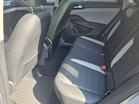 Certified 2022 Volkswagen Taos SEL AWD/4WD image 9