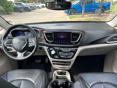 Used 2017 Chrysler Pacifica Touring-L Plus FWD image 12