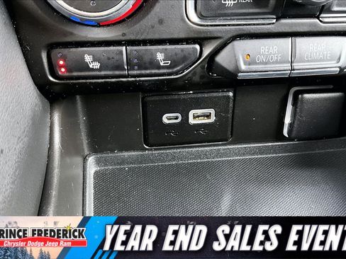 Used 2021 Chevrolet Suburban LT image 27