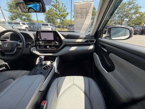 Used 2023 Toyota Highlander XLE AWD/4WD image 21