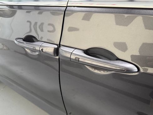 Used 2023 Chrysler Pacifica Touring-L FWD image 3