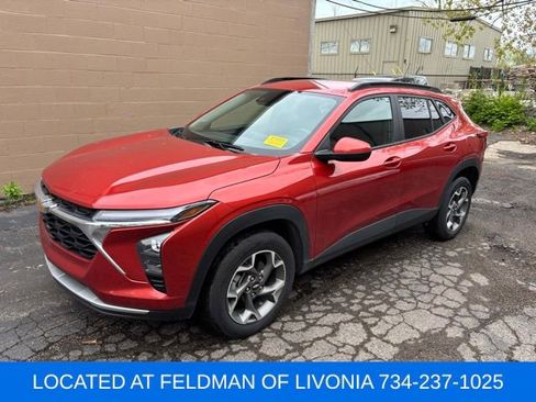 Used 2024 Chevrolet Trax LT w/ Driver Confidence Package FWD image 1