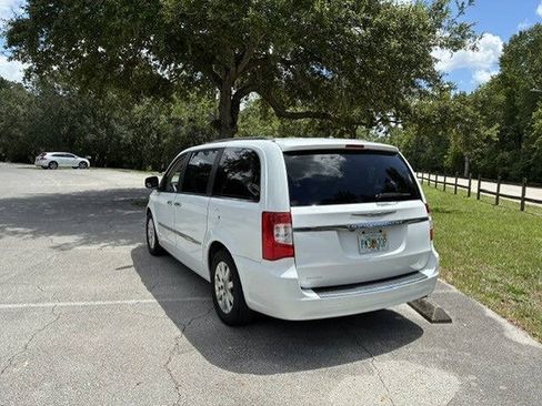 Used 2016 Chrysler Town & Country Touring w/ Driver Convenience Group FWD image 11