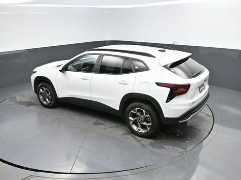 Used 2025 Chevrolet Trax LT FWD image 24