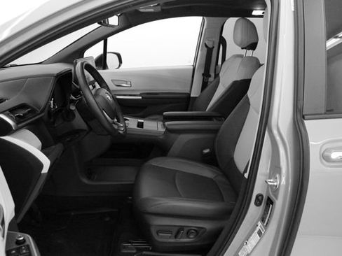 Used 2024 Toyota Sienna XSE image 11