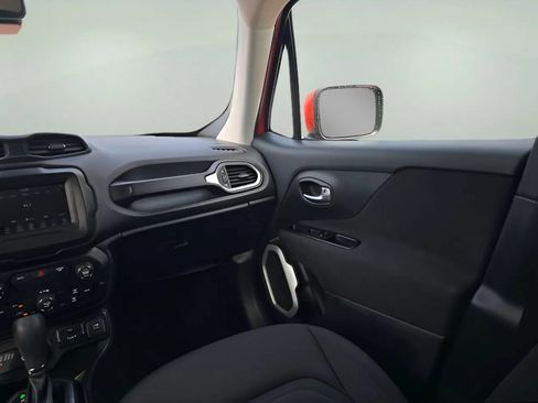 Used 2019 Jeep Renegade Latitude w/ Cold Weather Group AWD/4WD image 15