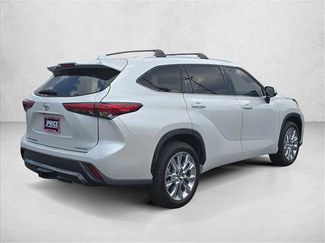 Used 2023 Toyota Highlander Limited FWD video 3