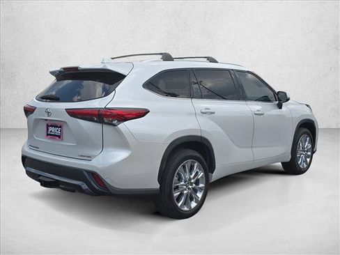 Used 2023 Toyota Highlander Limited FWD image 3