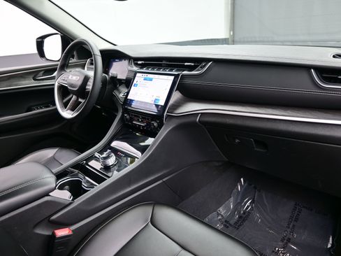 Used 2023 Jeep Grand Cherokee Limited image 15