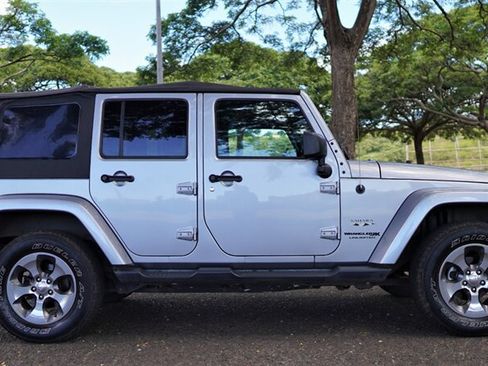 Used 2018 Jeep Wrangler Unlimited Sahara w/ Connectivity Group AWD/4WD image 8