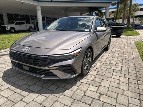 Used 2025 Hyundai Elantra SEL FWD image 20