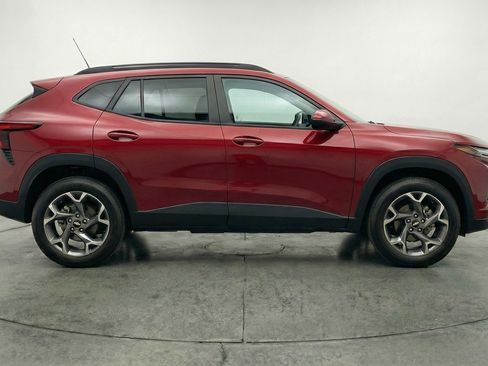 Used 2025 Chevrolet Trax LT FWD image 11
