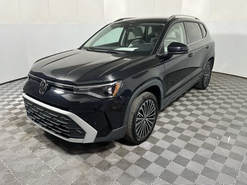 Used 2025 Volkswagen Taos SE FWD image 4
