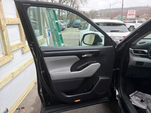 Used 2022 Toyota Highlander XLE image 17