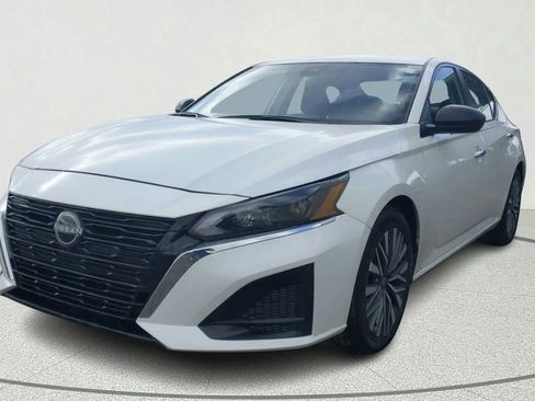 Used 2024 Nissan Altima 2.5 SV image 3