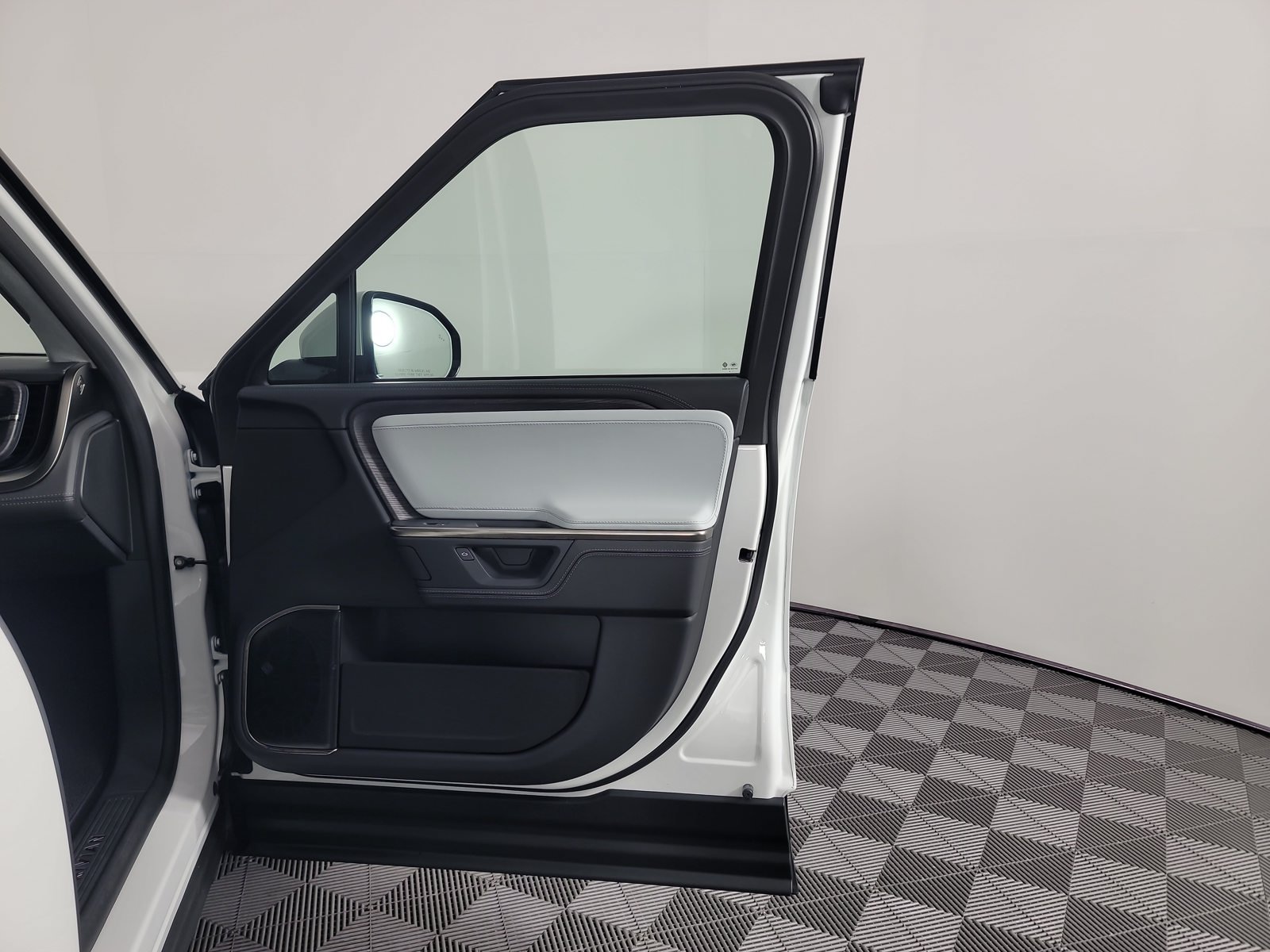 Used 2025 Rivian R1T Adventure Dual AWD/4WD image 18