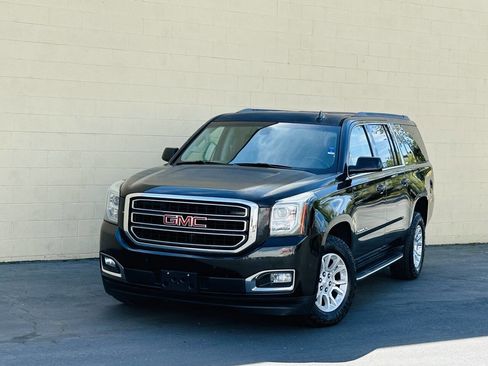Used 2017 GMC Yukon XL SLE image 3