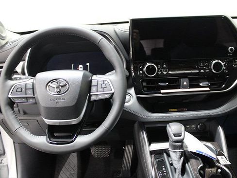 New 2026 Toyota Highlander Limited image 6