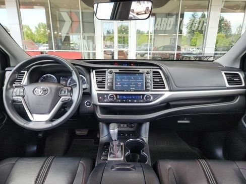 Used 2019 Toyota Highlander SE AWD/4WD image 19