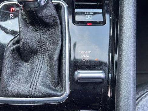 Used 2025 Jeep Compass Limited image 23