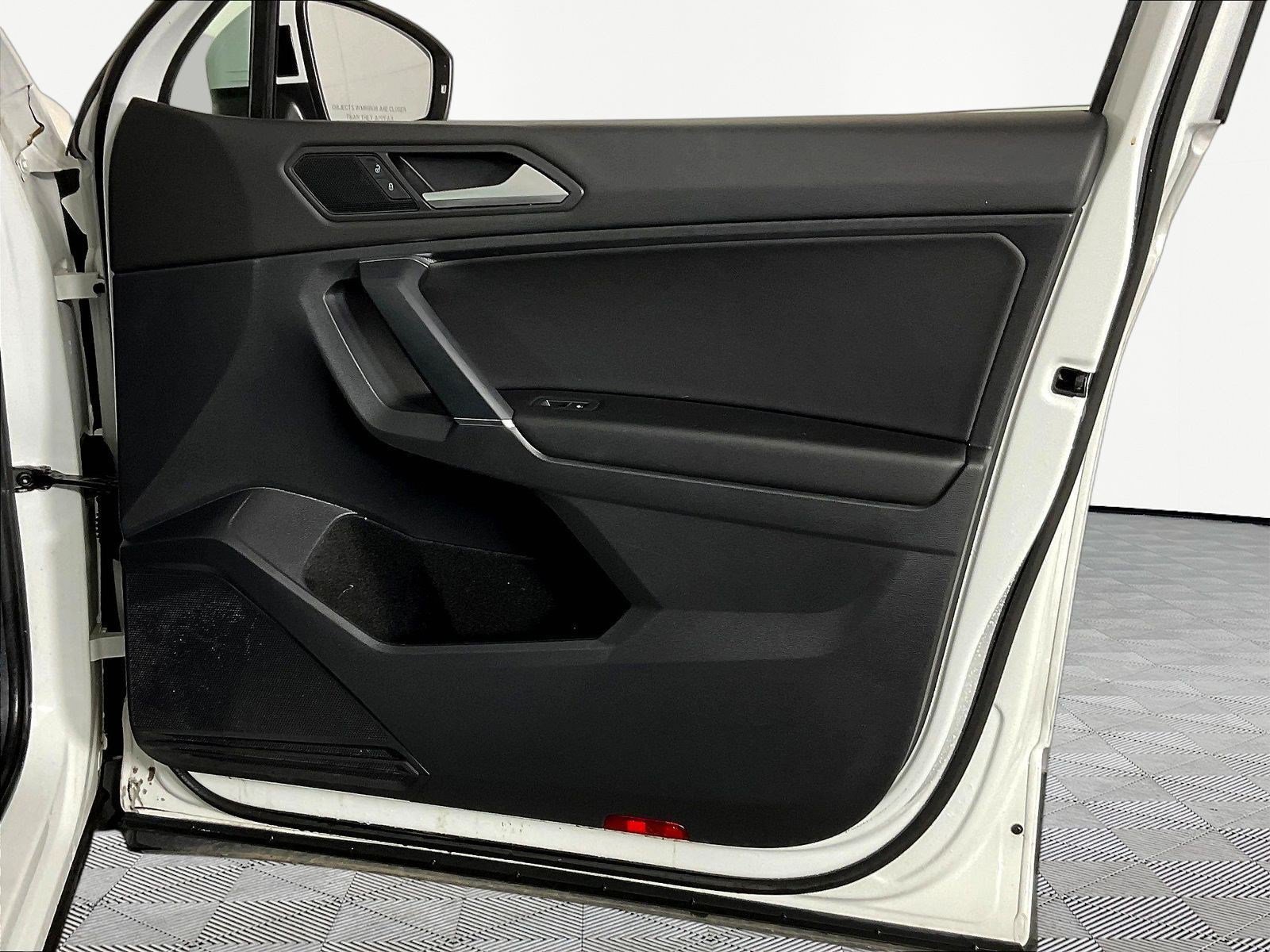 Used 2020 Volkswagen Tiguan SE w/ Panoramic Sunroof Package FWD image 29