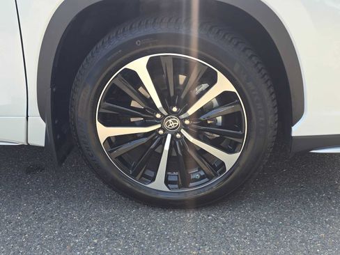 Used 2022 Toyota Highlander XSE AWD/4WD image 9