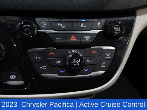 Used 2023 Chrysler Pacifica Touring-L image 18