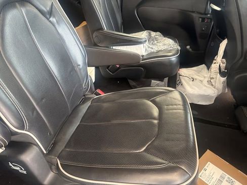 Used 2018 Chrysler Pacifica Limited w/ Advanced Safetytec Group FWD image 14