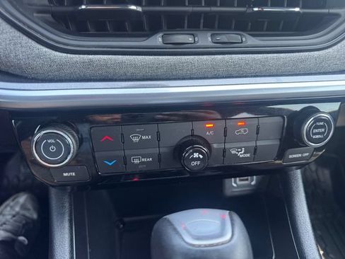 Used 2025 Jeep Compass Latitude AWD/4WD image 17