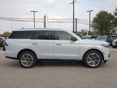 New 2025 Lincoln Navigator Reserve image 2