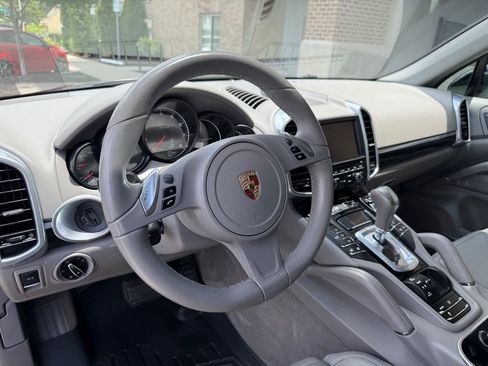 Used 2014 Porsche Cayenne w/ Comfort Plus Package AWD/4WD image 10