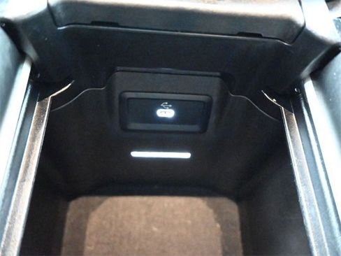 Used 2025 Mercedes-Benz GLC 300 image 4