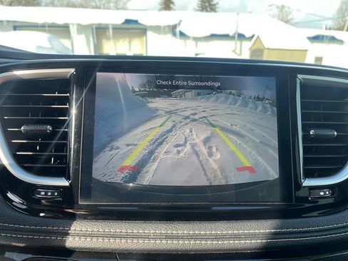 Used 2023 Chrysler Pacifica Touring-L image 26