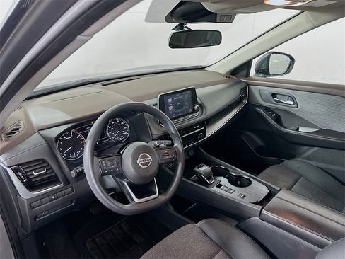 Used 2021 Nissan Rogue SV image 9