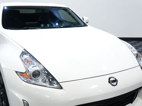 Used 2016 Nissan 370Z Touring RWD image 12