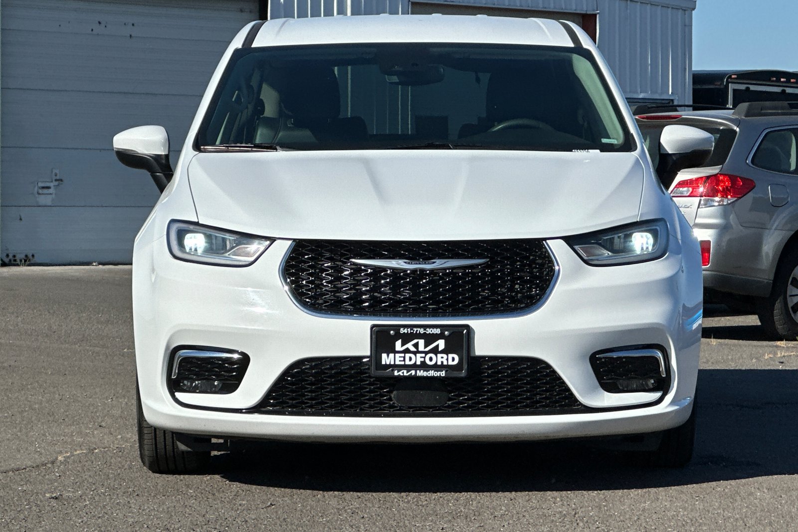 Used 2023 Chrysler Pacifica Touring-L FWD image 9