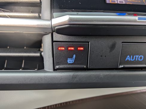 Used 2023 Toyota Sienna XLE image 33