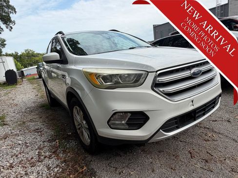 Used 2017 Ford Escape SE w/ Equipment Group 201A AWD/4WD image 2