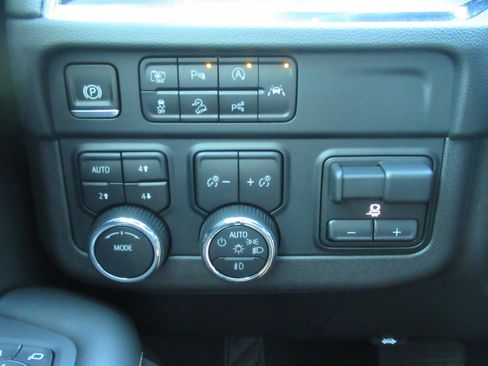 Used 2025 Chevrolet Tahoe Premier w/ Sun And Tow Package AWD/4WD image 23