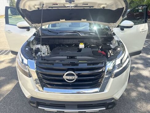 Used 2024 Nissan Pathfinder SL w/ SL Premium Package FWD image 34