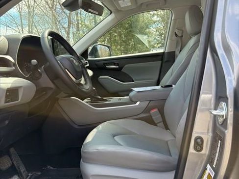 Used 2026 Toyota Highlander XLE image 9