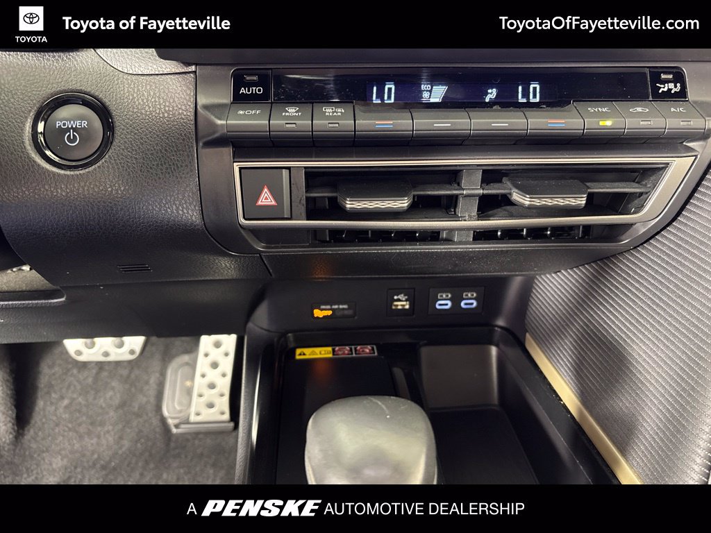 Used 2025 Toyota Camry SE w/ Convenience Package FWD image 33